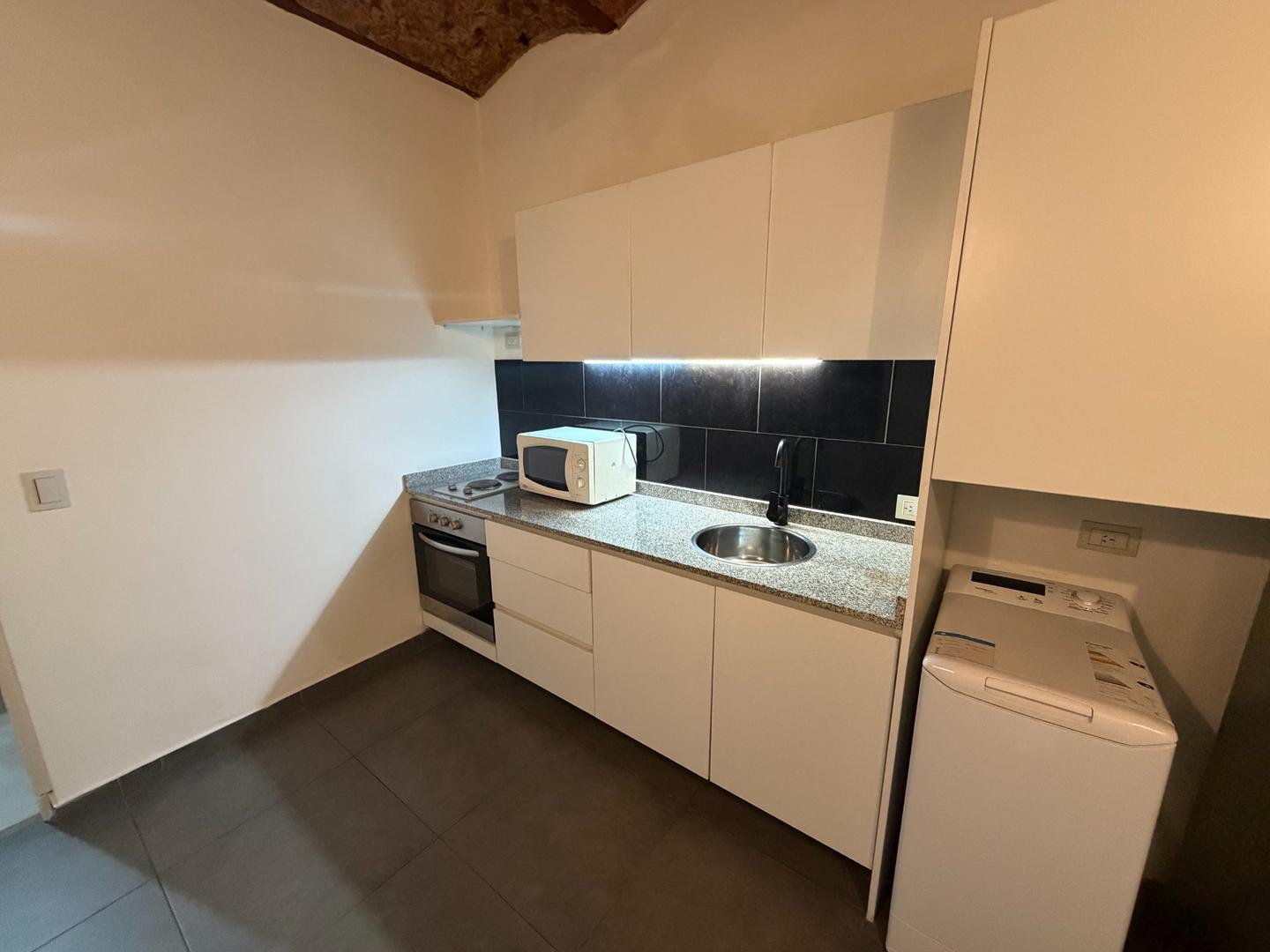 Av Caseros 400, Piso 1