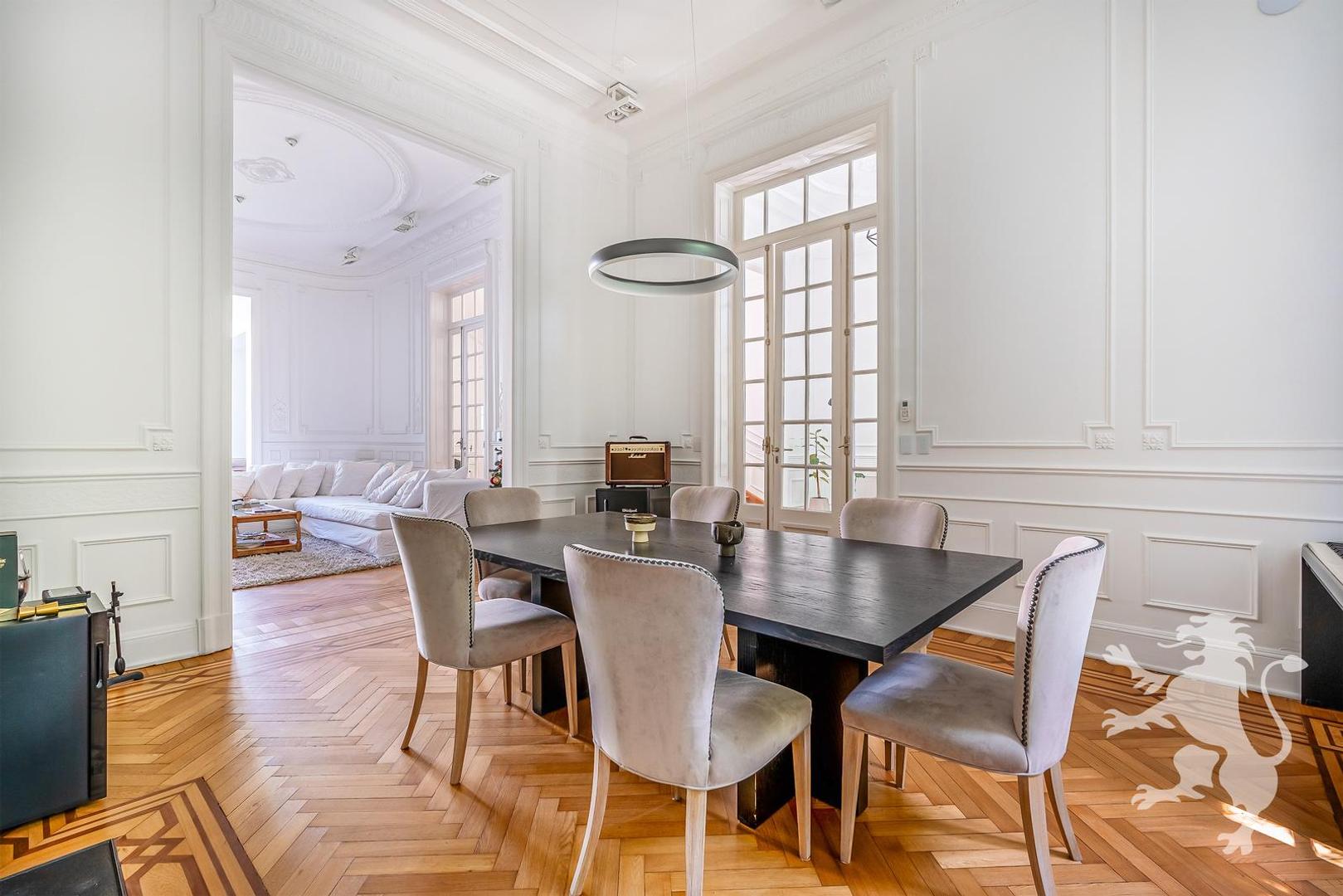 Casa en Venta con 2 cocheras