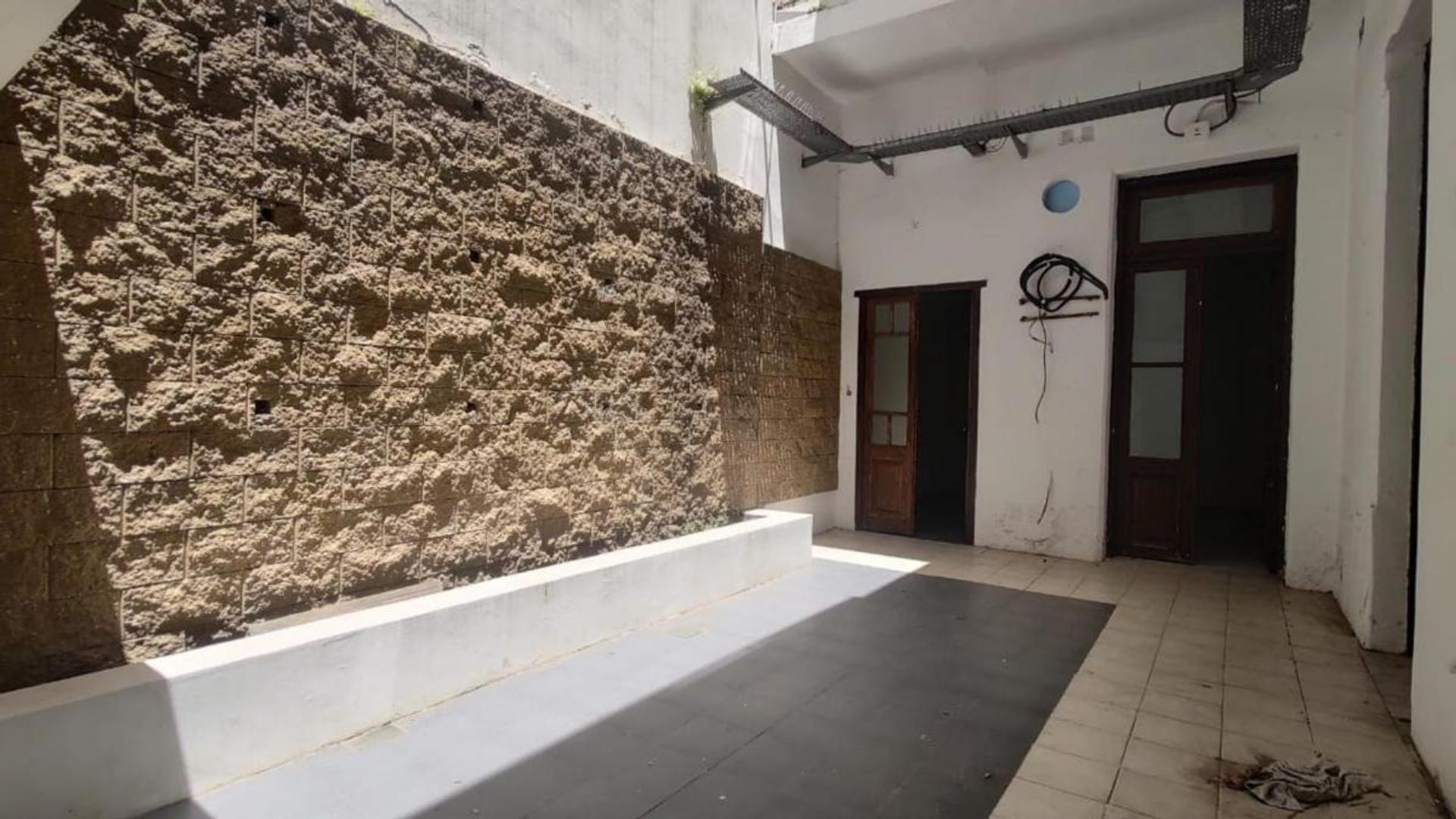 Alquiler. Depósito/Local/Oficina. 300 m². Córdoba y Dorrego.