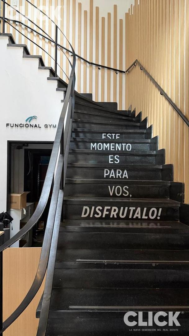 Venta- Oficina con entrada independiente - Esquina completa