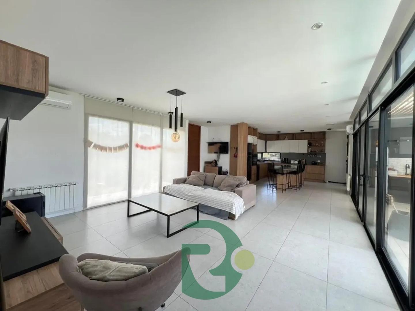 Casa en Venta con 6 cocheras