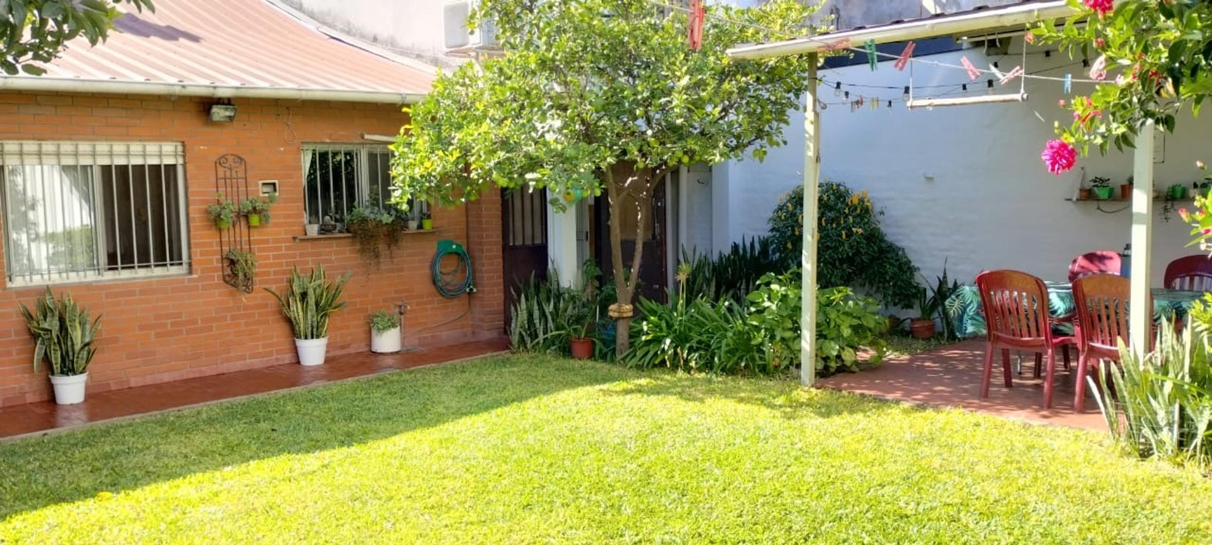 Casa 4 ambientes tipo chalet, 2 plantas c/ jardin y cochera