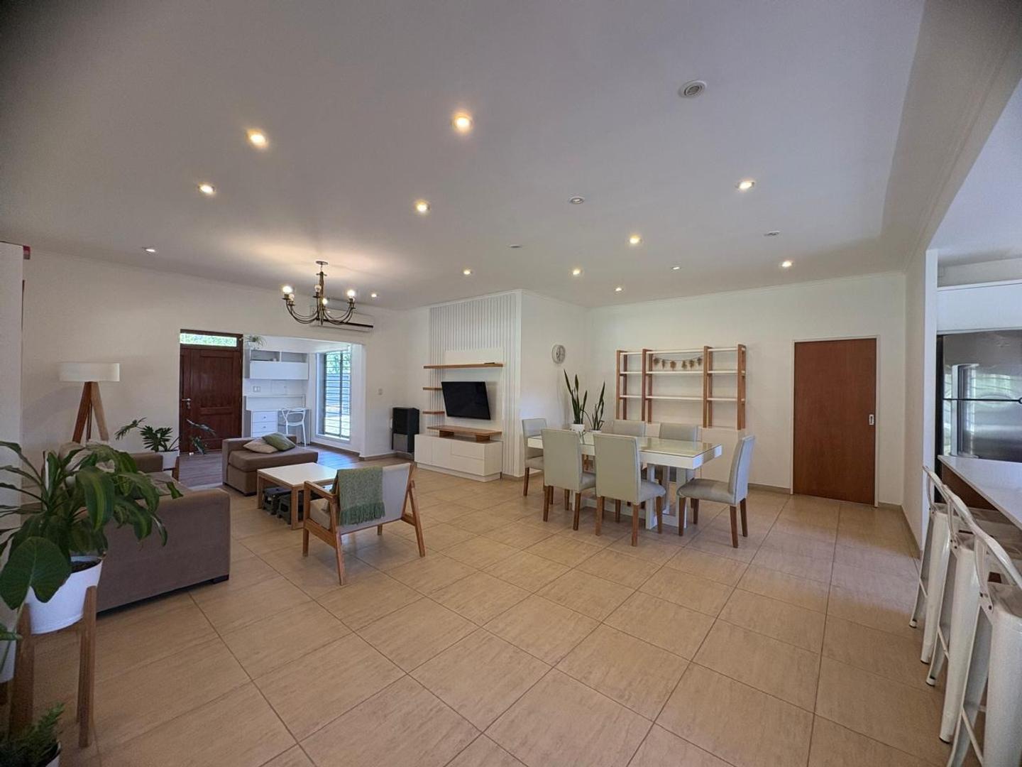 Casa 5 ambientes con 4 baños