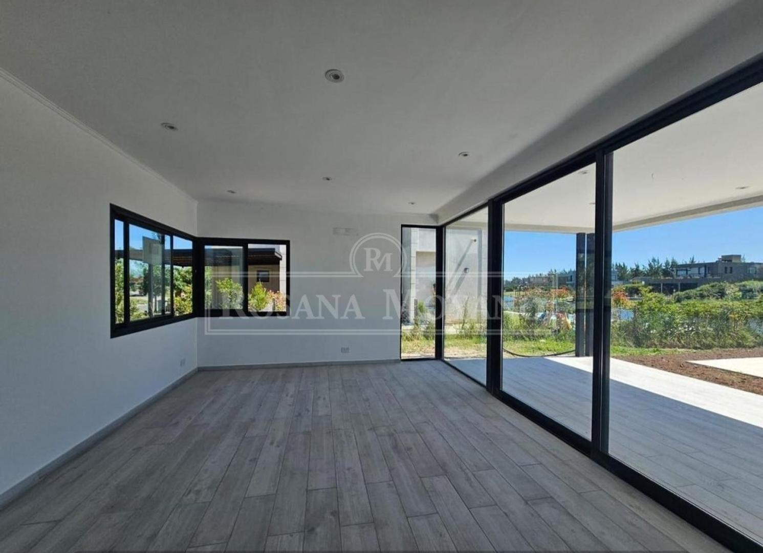 Casa en Venta con 4 cocheras