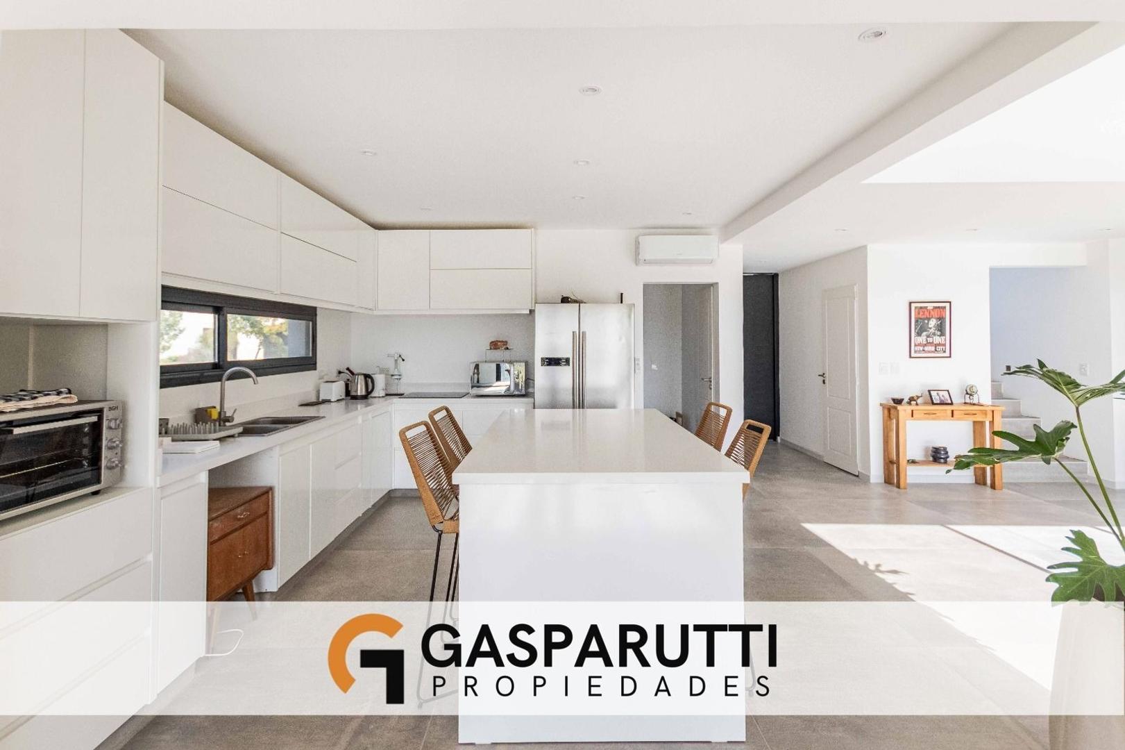 Casa en Venta con 4 cocheras