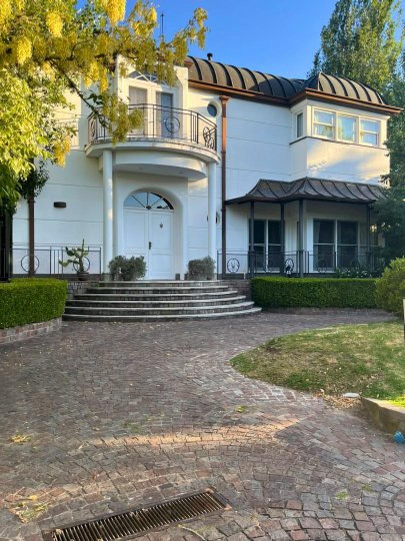 Exclusiva Casa en Venta en el Barrio Abril - Club de Campo