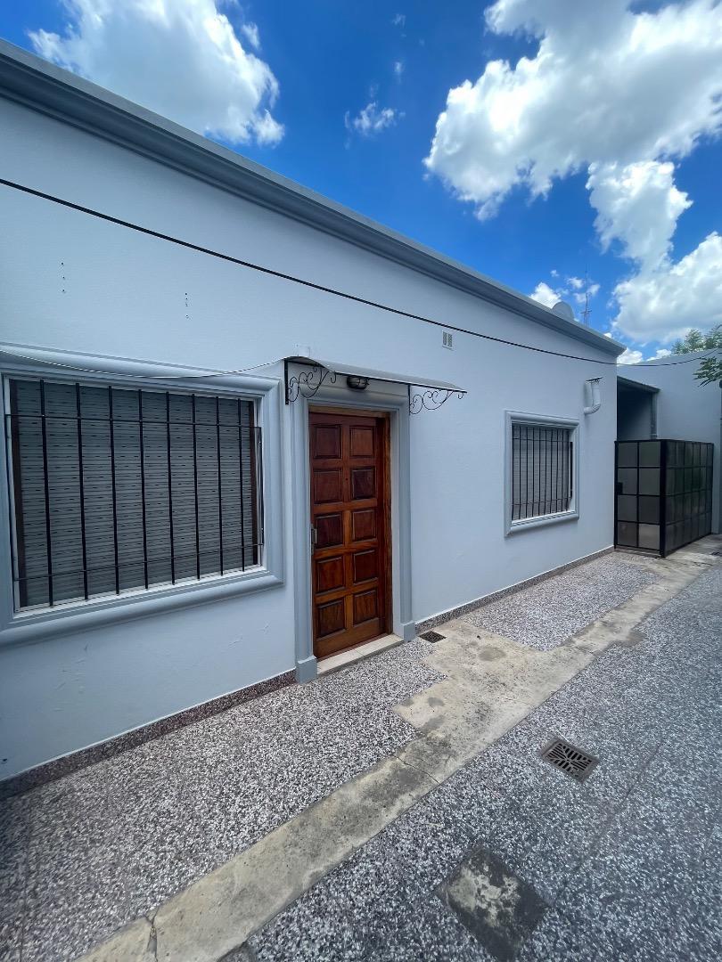 CASA TIPO PH INTERNO EN CASTELAR EN ALQUILER