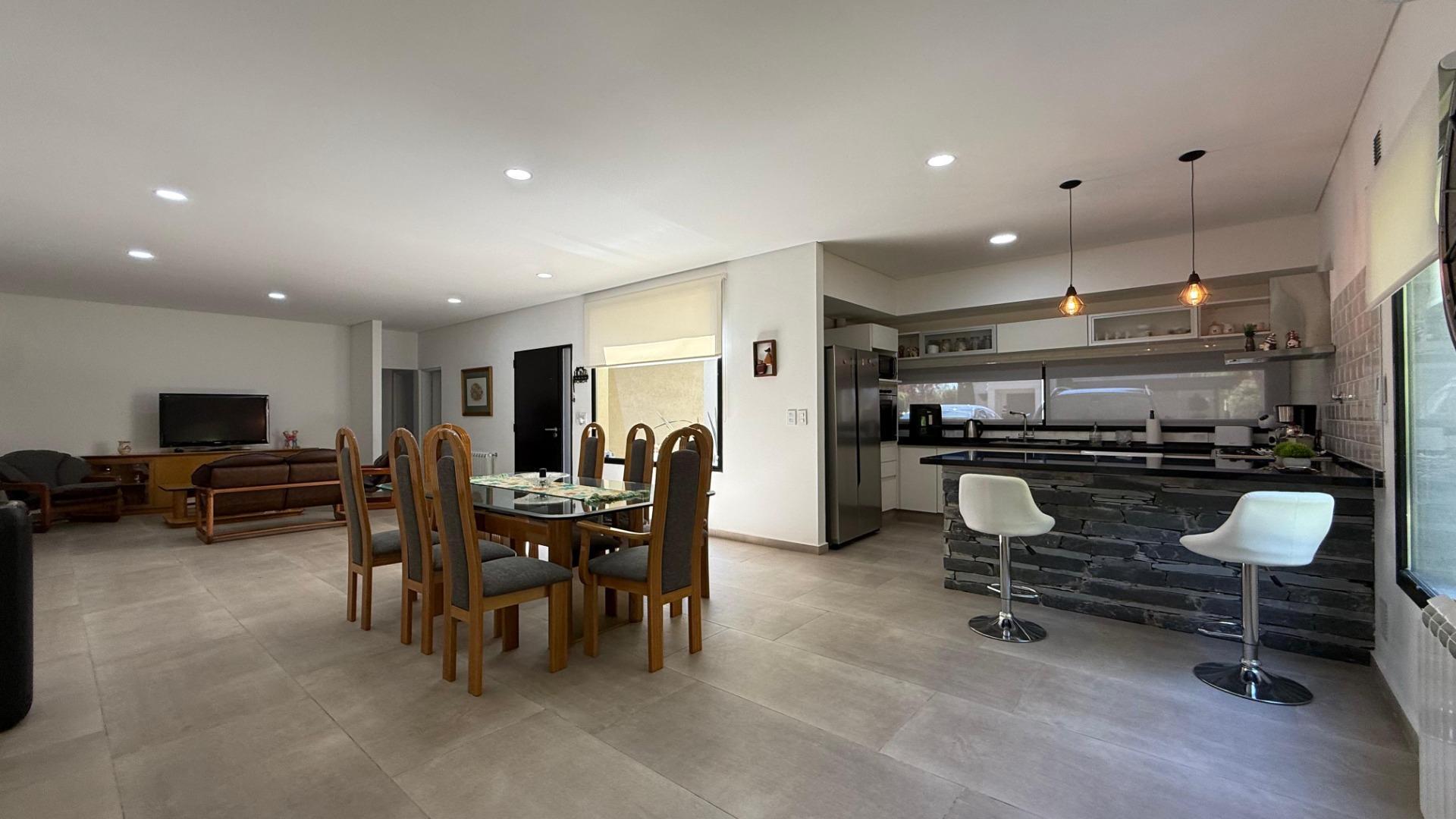 VENTA - CASA 4 AMBIENTES + PILETA