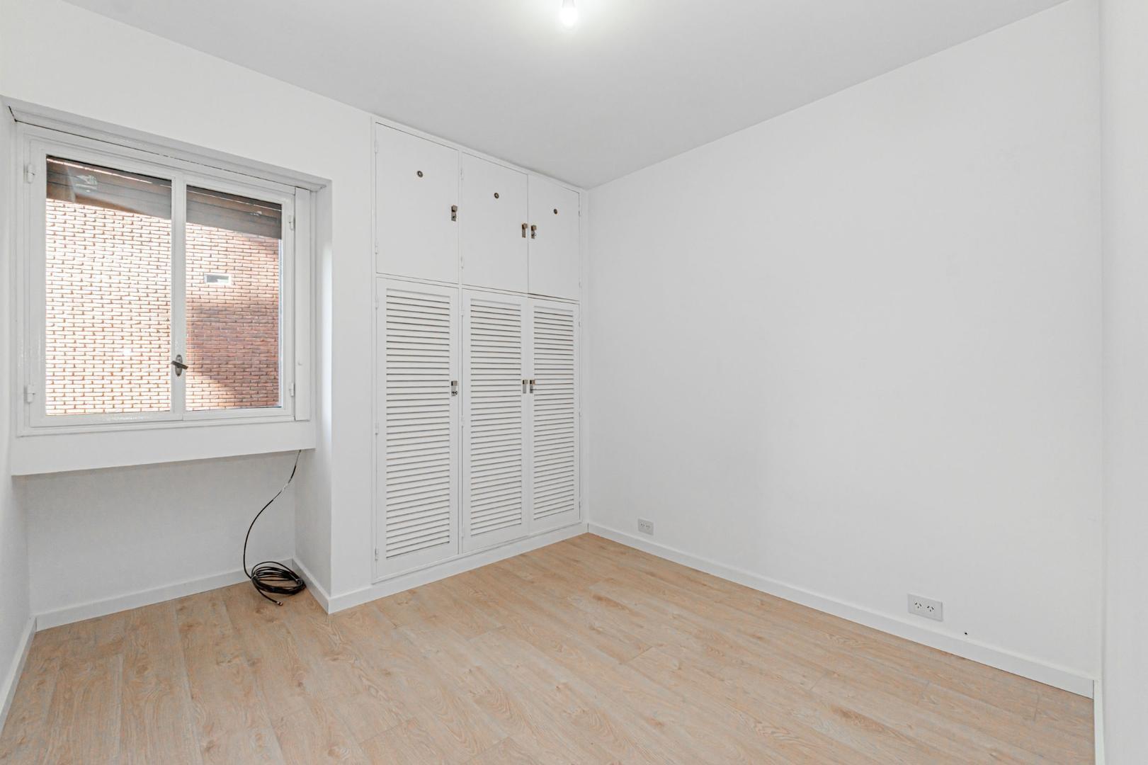 2 AMB. LATERAL CON BALCÓN EN EXQUISITA UBICACIÓN!