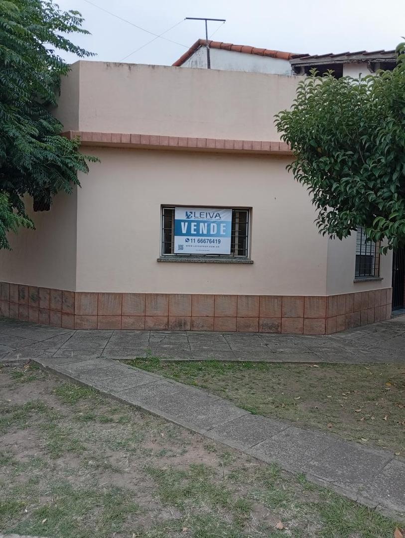 Casa 5 ambientes en esquina en Venta con departamento independiente - El Palomar