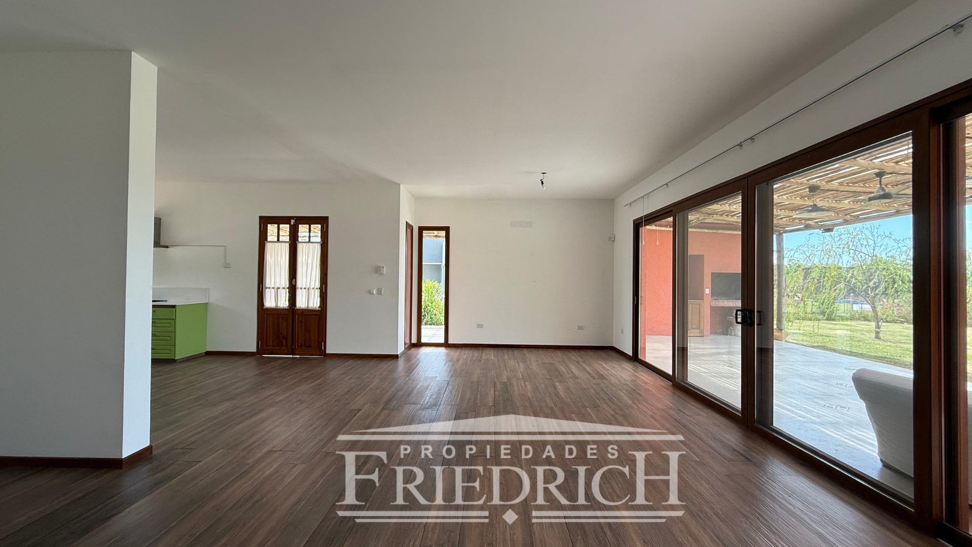 Casa en Alquiler con 4 cocheras