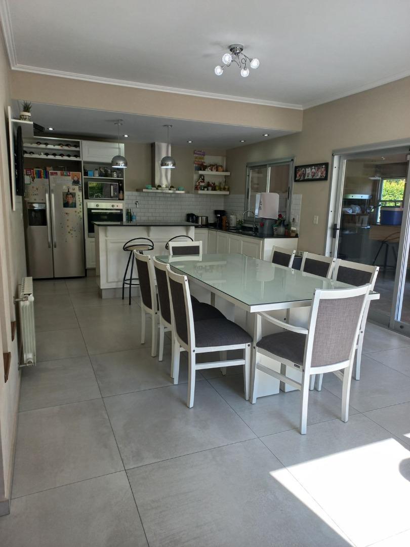 Casa 5 ambientes con 3 baños