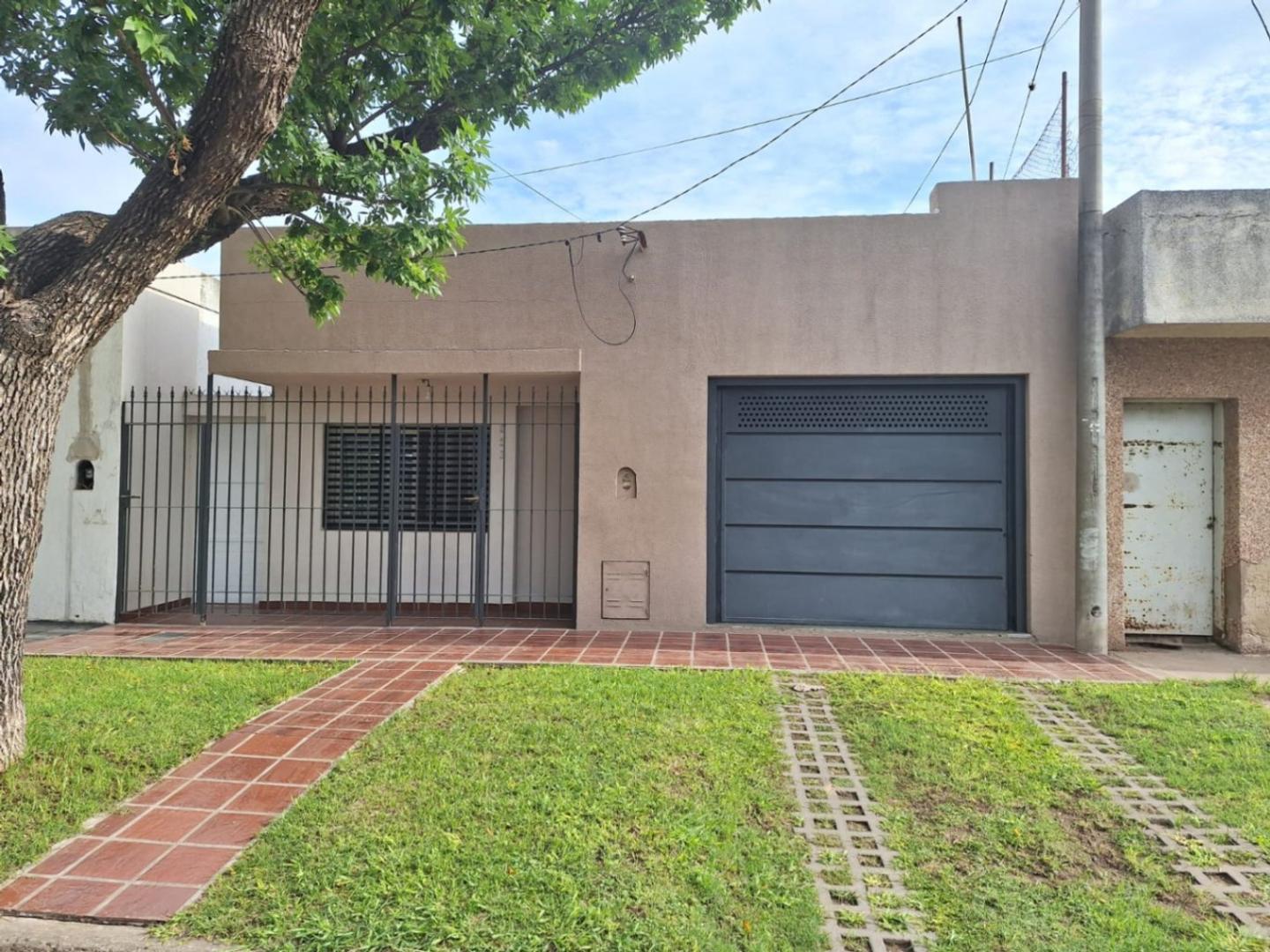 Casa en venta c/ cochera en San Lorenzo