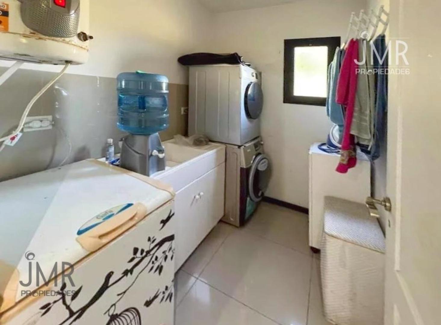 Casa en Alquiler con 4 cocheras