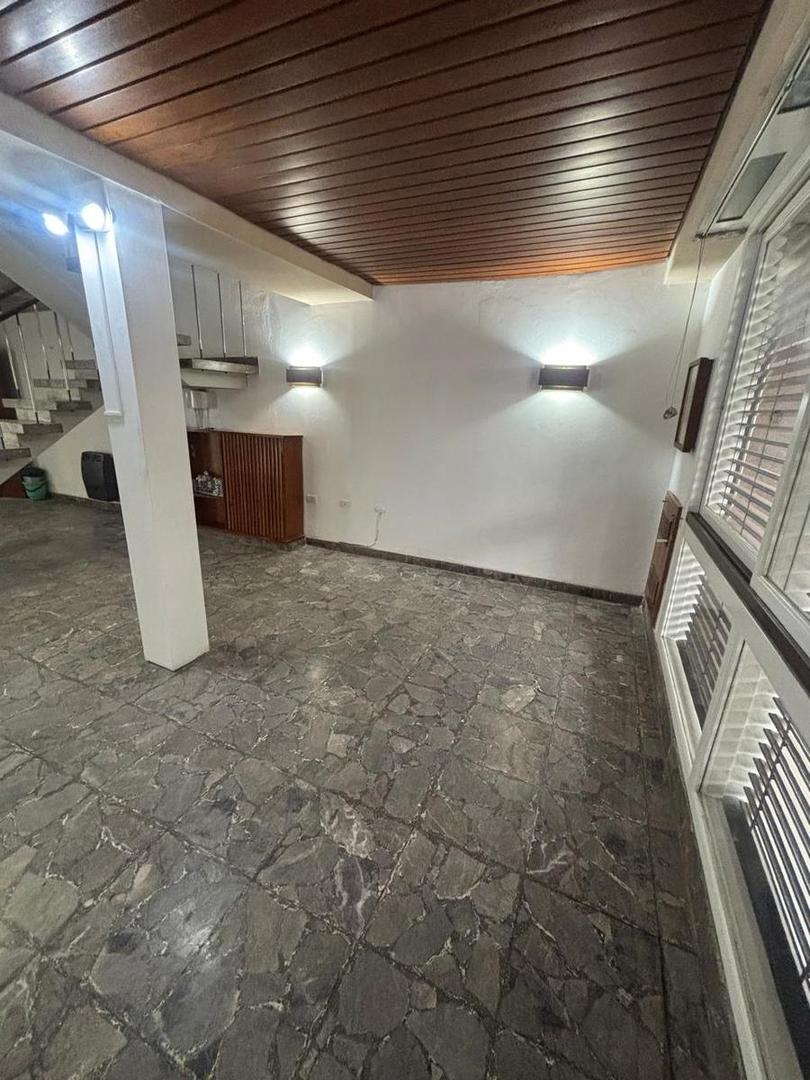 CASA DE CUATRO DORMITORIOS EN ALQUILER EN LA PLATA