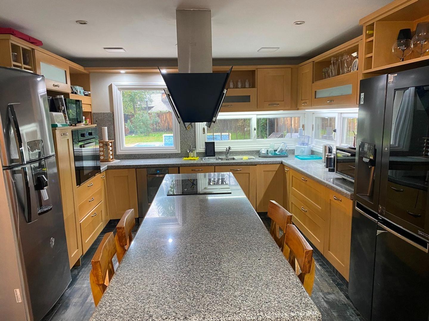 Casa 6 ambientes con 5 baños