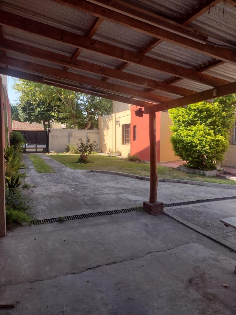 Casa en Alquiler con 6 cocheras