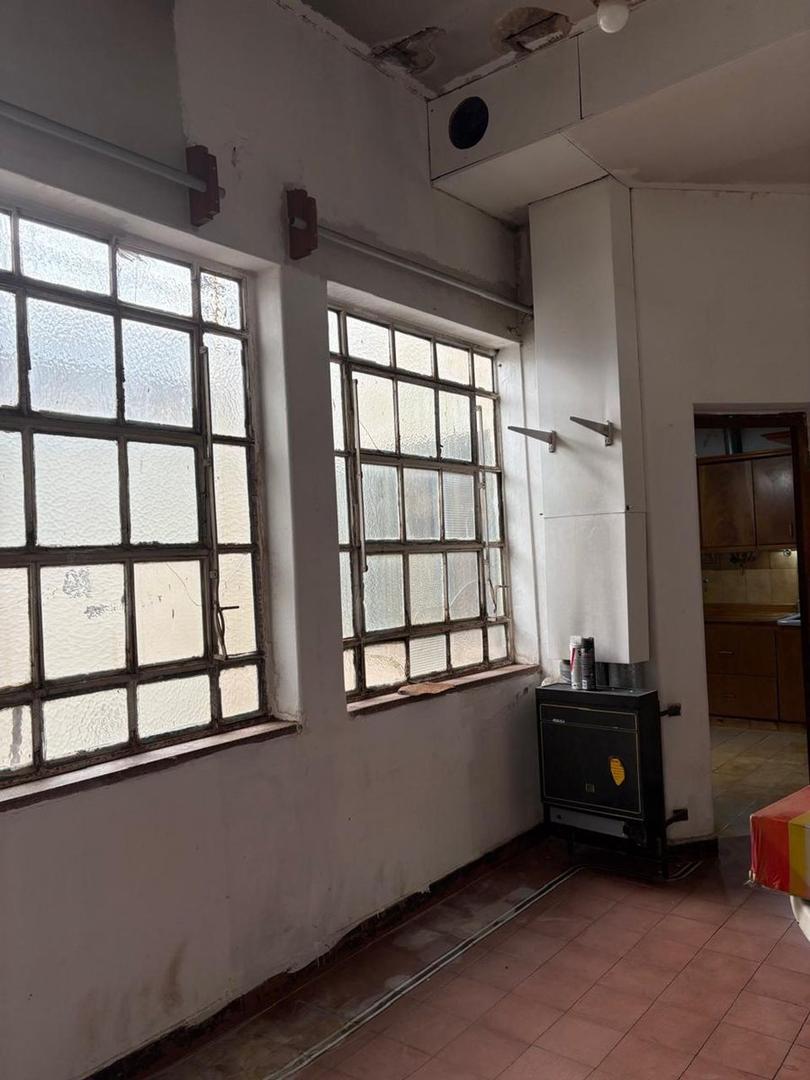 VENTA CASA CON GALPON ALBERDI