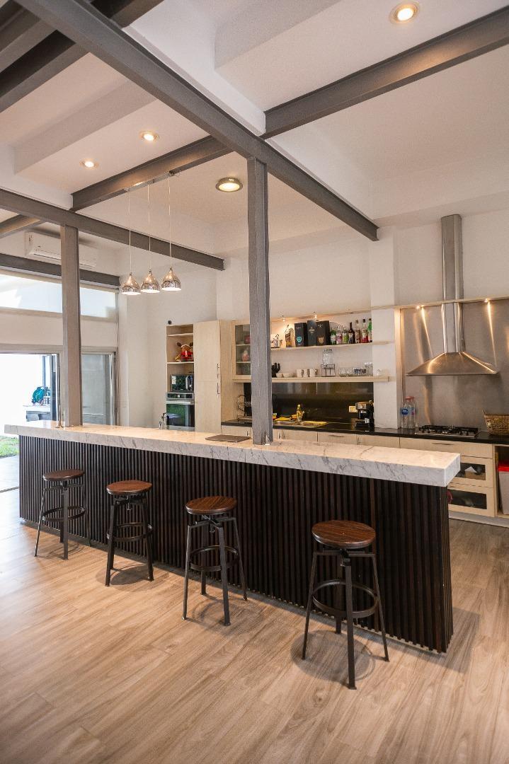 Casa 5 ambientes con 4 baños