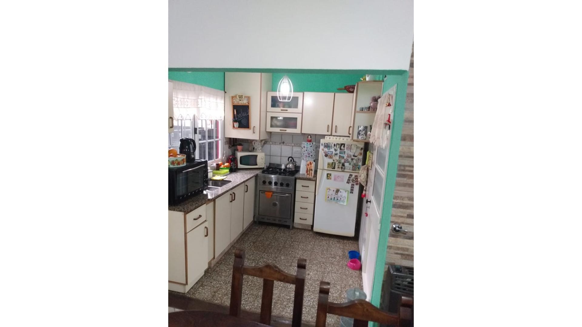 Casa 4 ambientes con 2 baños