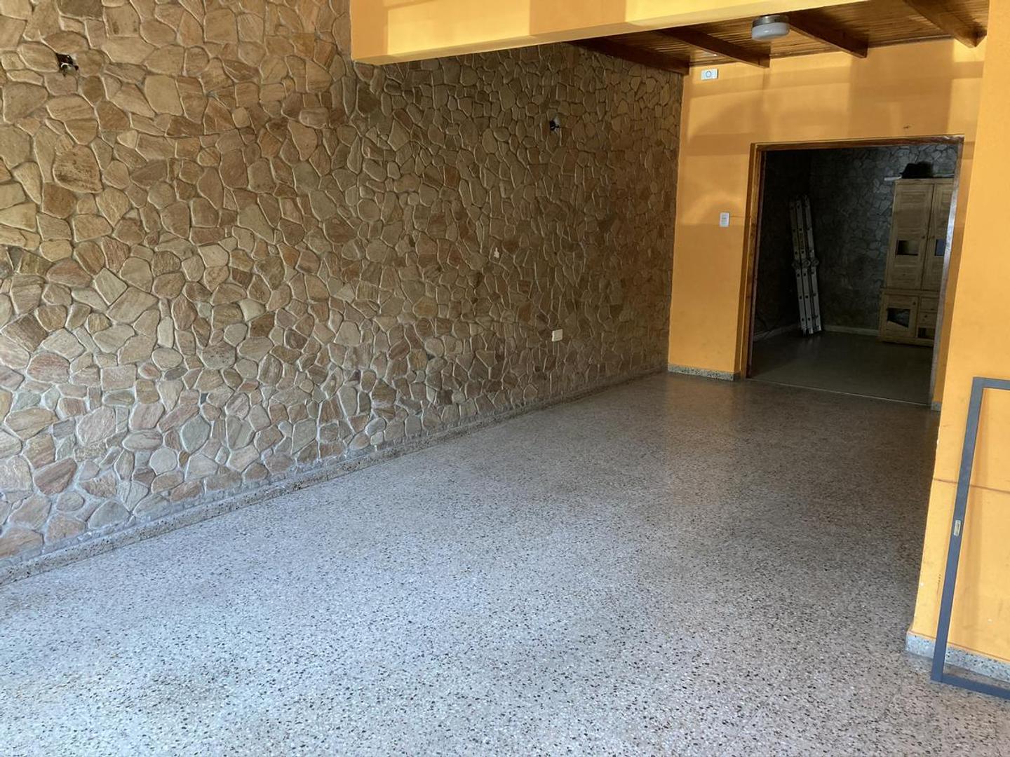 Casa 5 ambientes con 1 baño