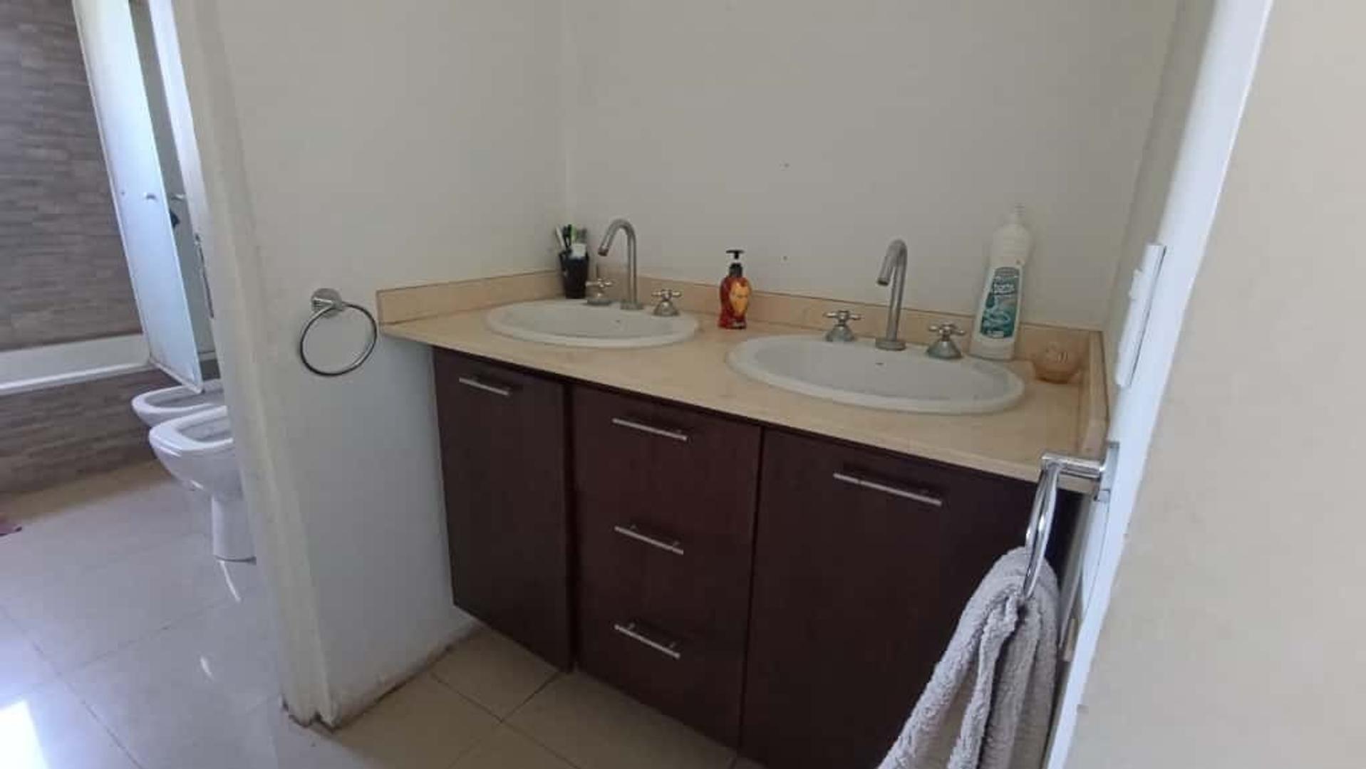 CASA CUATRO AMBIENTES EN ACANTILADOS