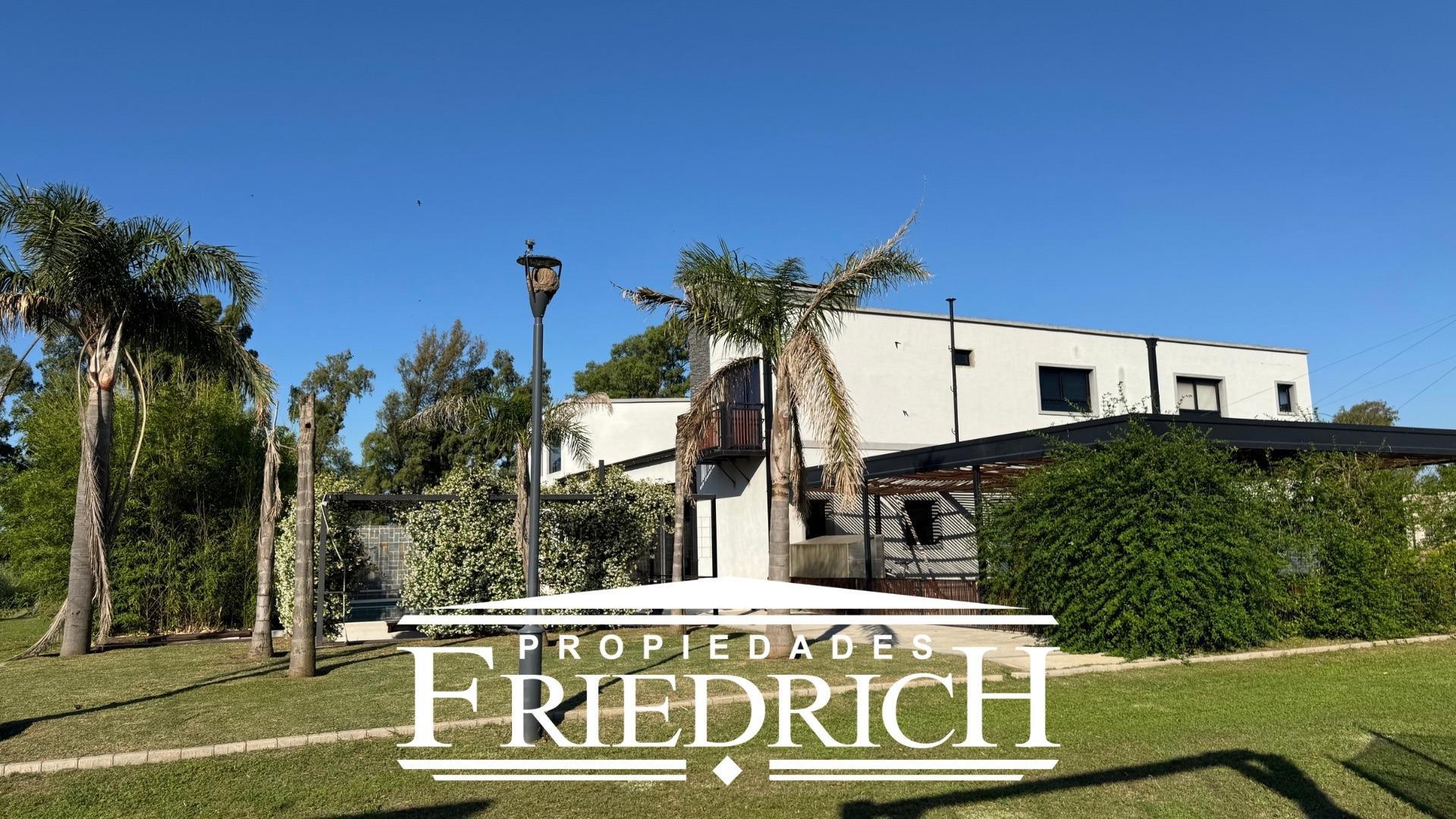 Casa en Alquiler con 8 cocheras