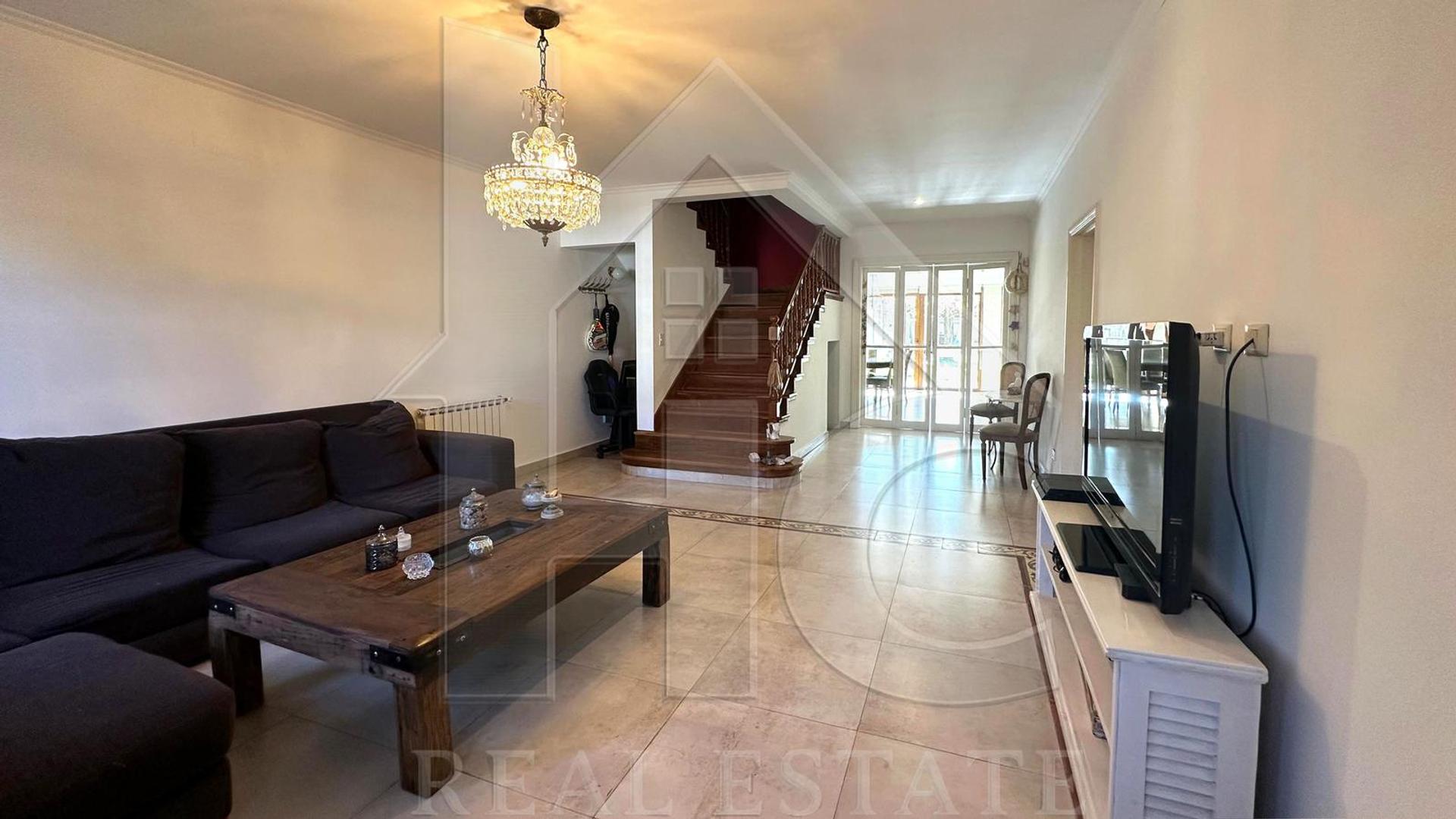 Casa 7 ambientes con 4 baños