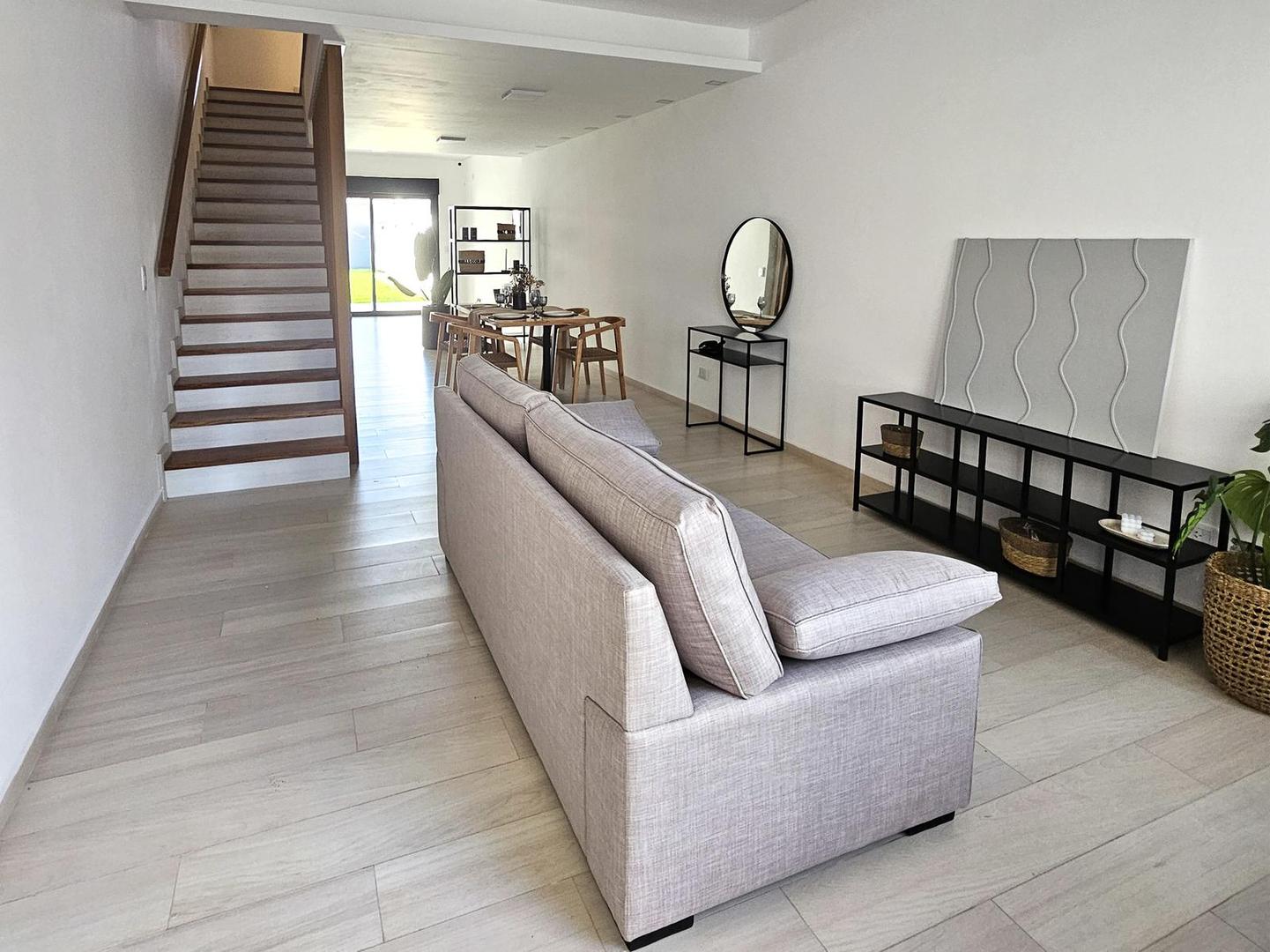 Tríplex Amplio con Jardín – Confort y Estilo en Cada Rincón