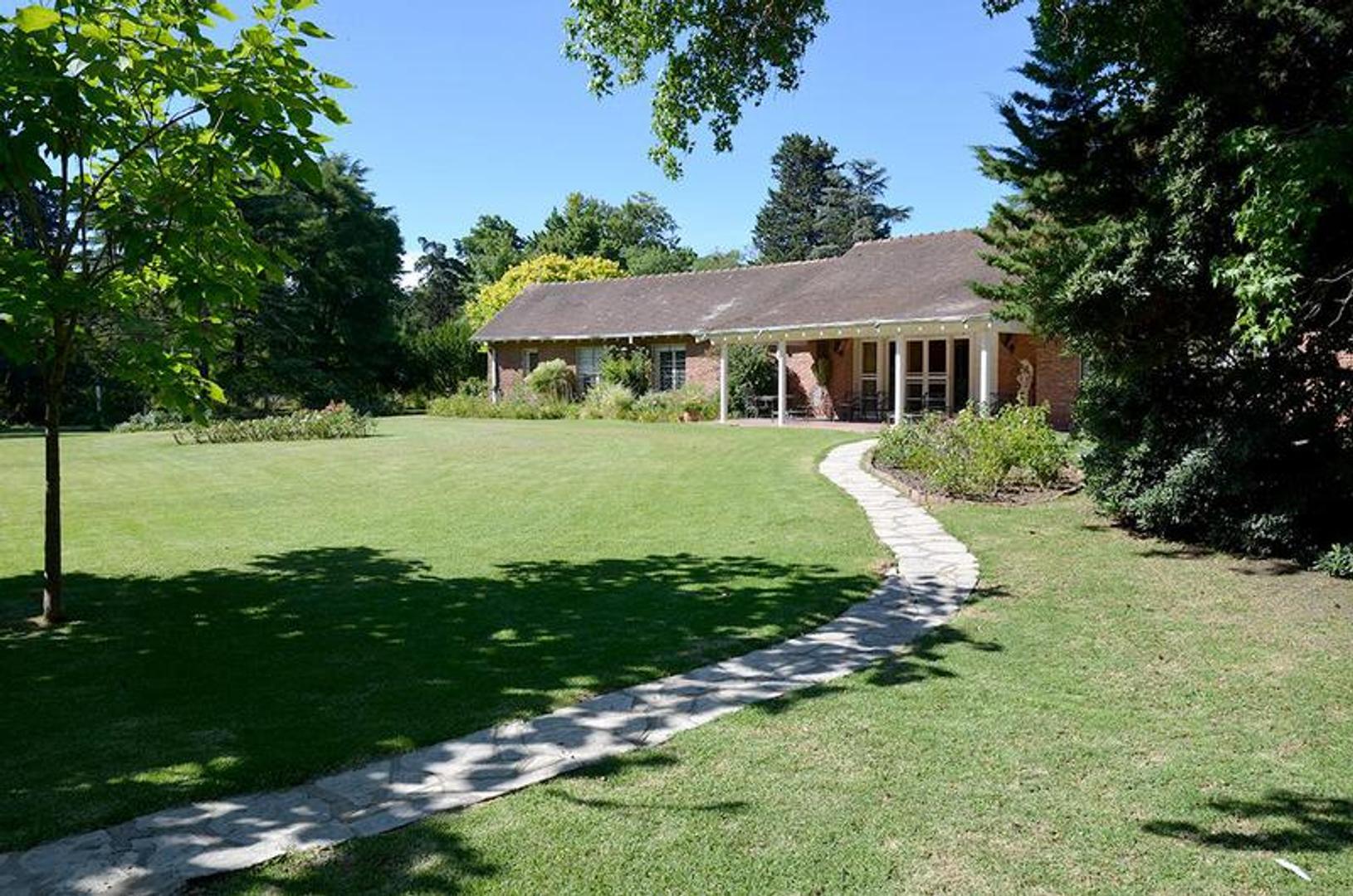 Lote de 9.775m2 en Mashwitz Los Naranjos casa principal, pileta