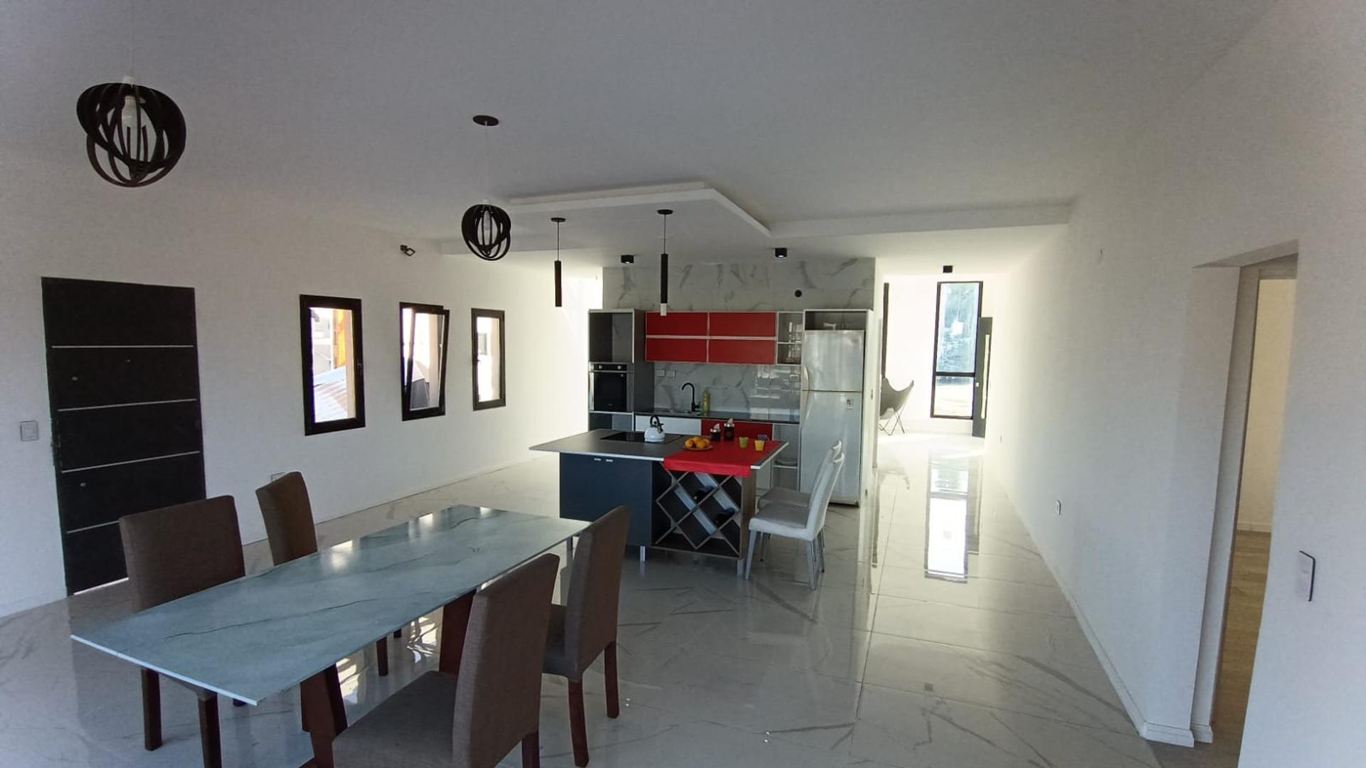 Casa 4 ambientes con 2 baños