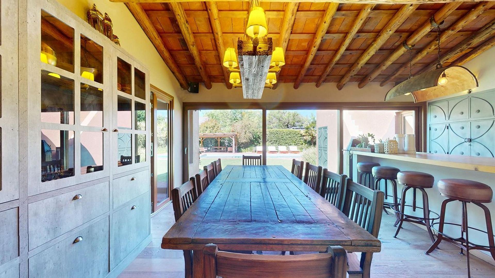 Casa en Venta con 3 cocheras