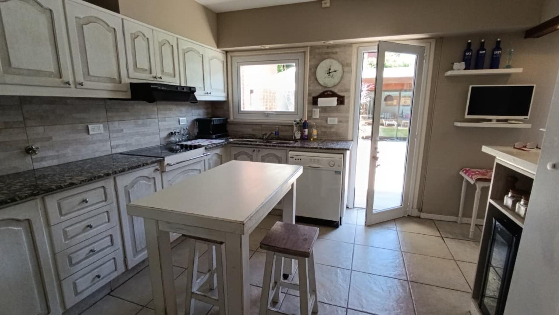 Casa 5 ambientes con 3 baños