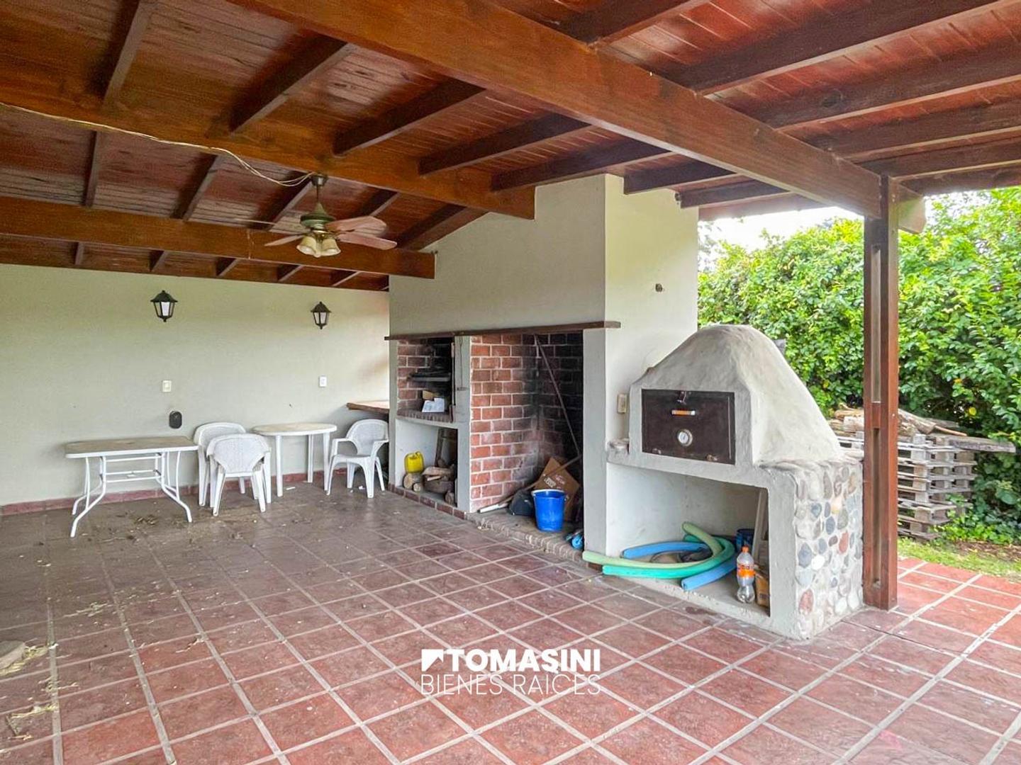 CHALET DE 3 AMBIENTES, GRAN PARQUE Y PISCINA