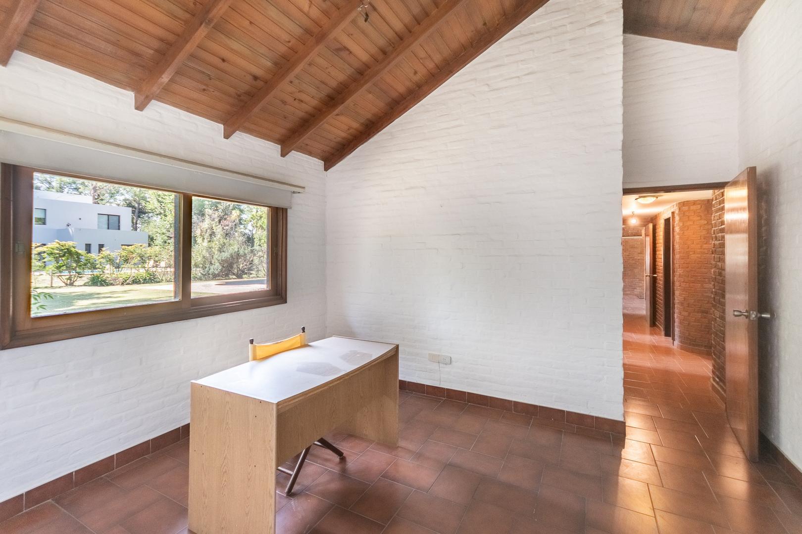 Casa en Alquiler con 4 cocheras