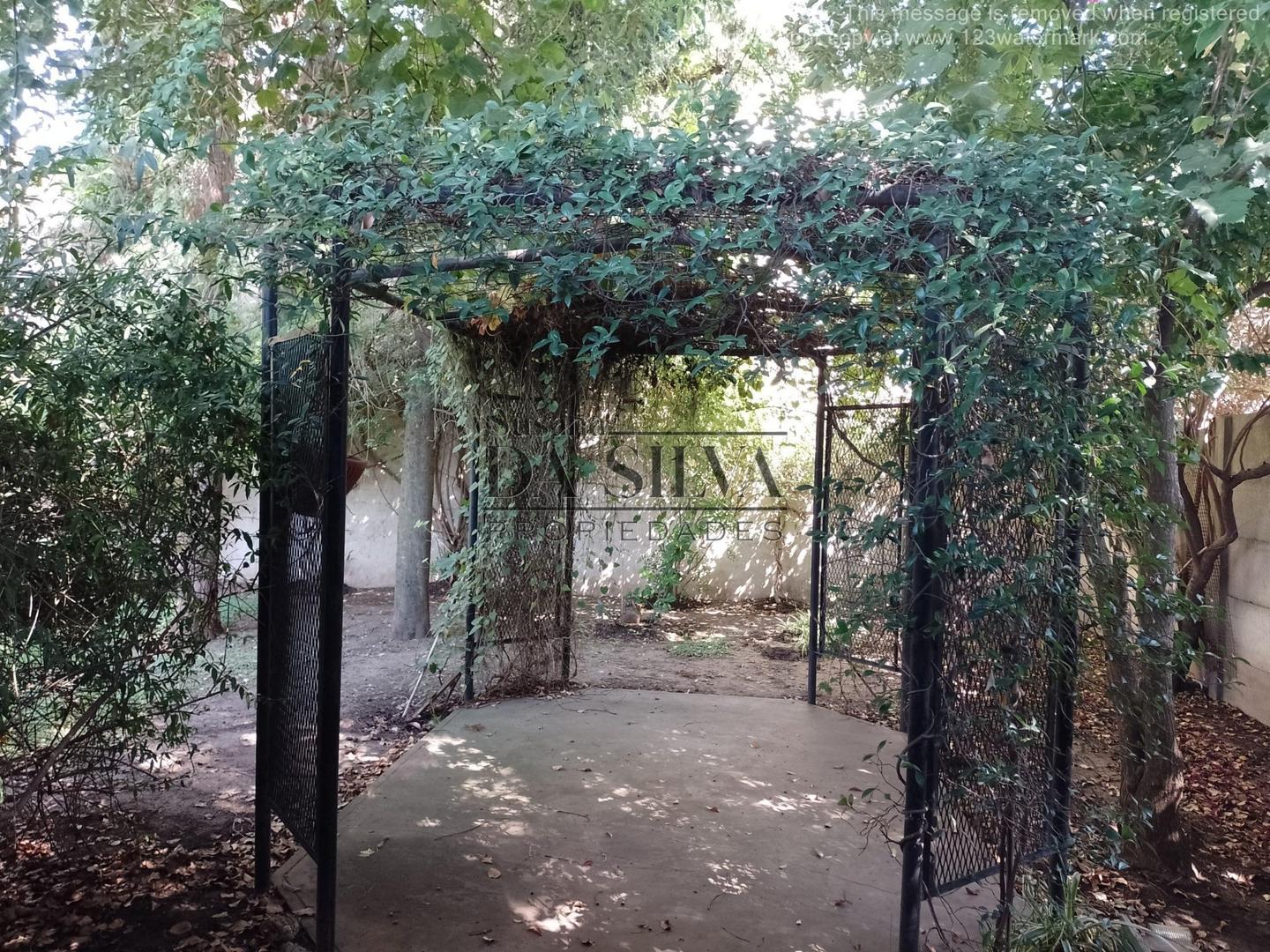 Extraordinaria Casa con Parque. Excelente ubicación 