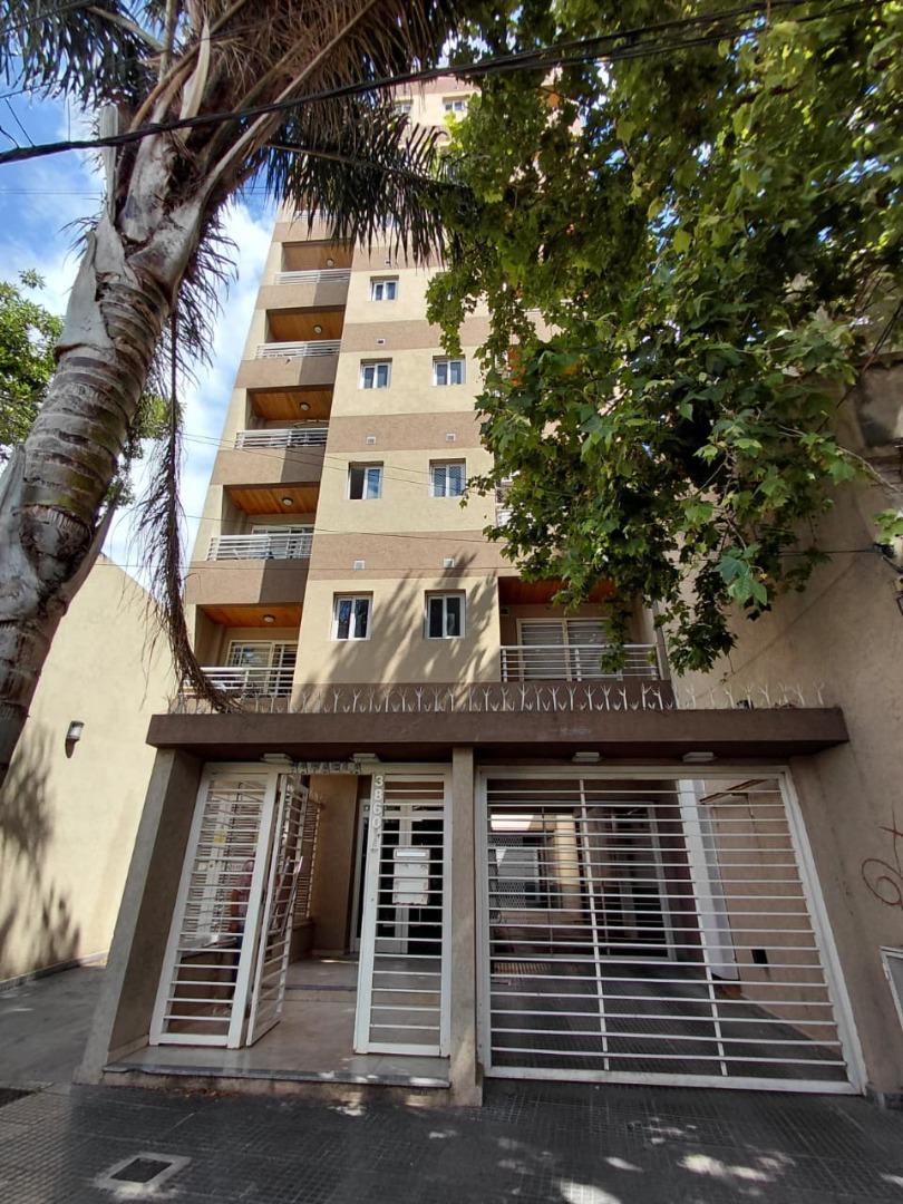 Dpto dos ambientes al frente balcon cochera, excelente estad