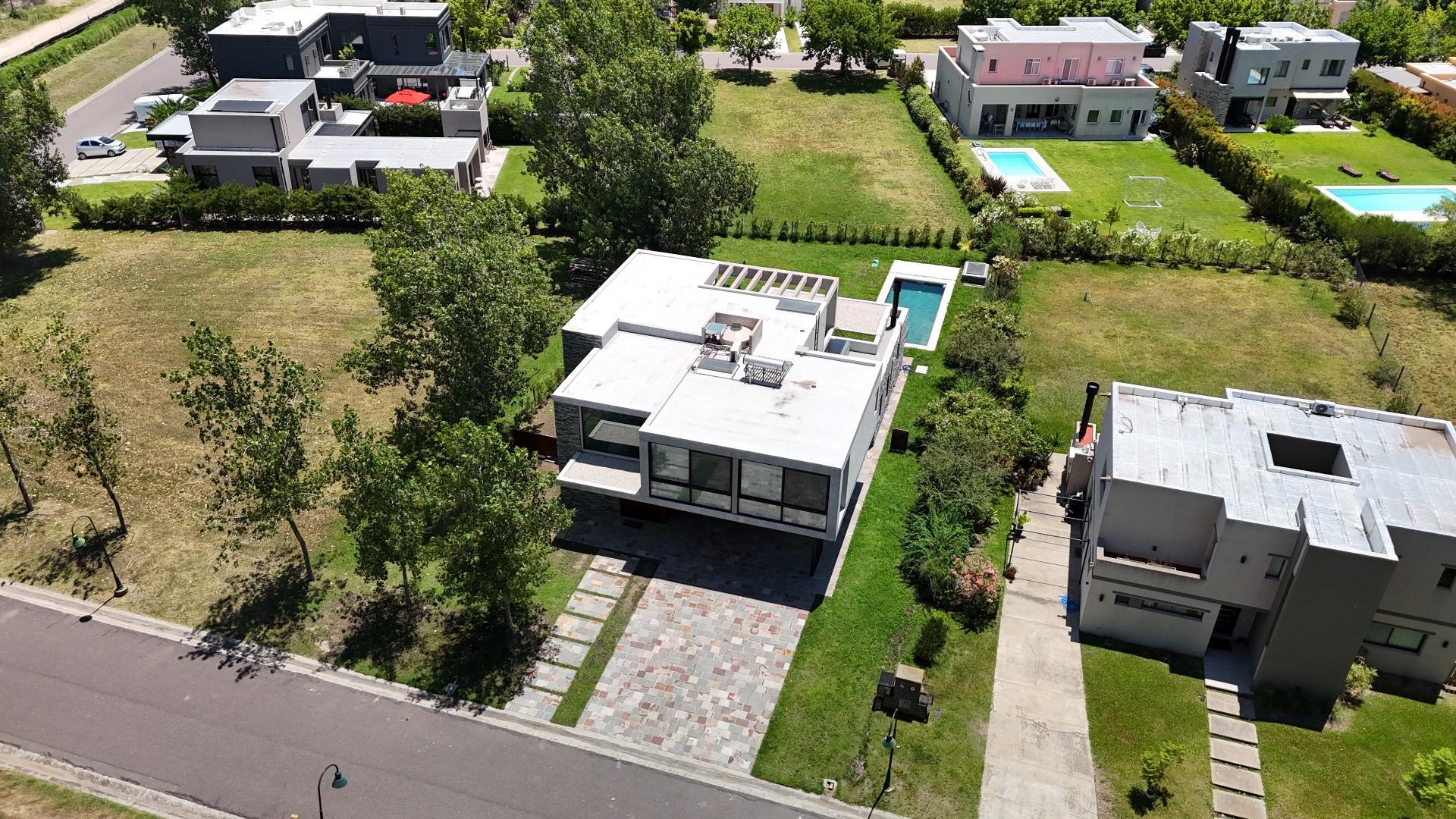 Casa 4 ambientes con 5 baños