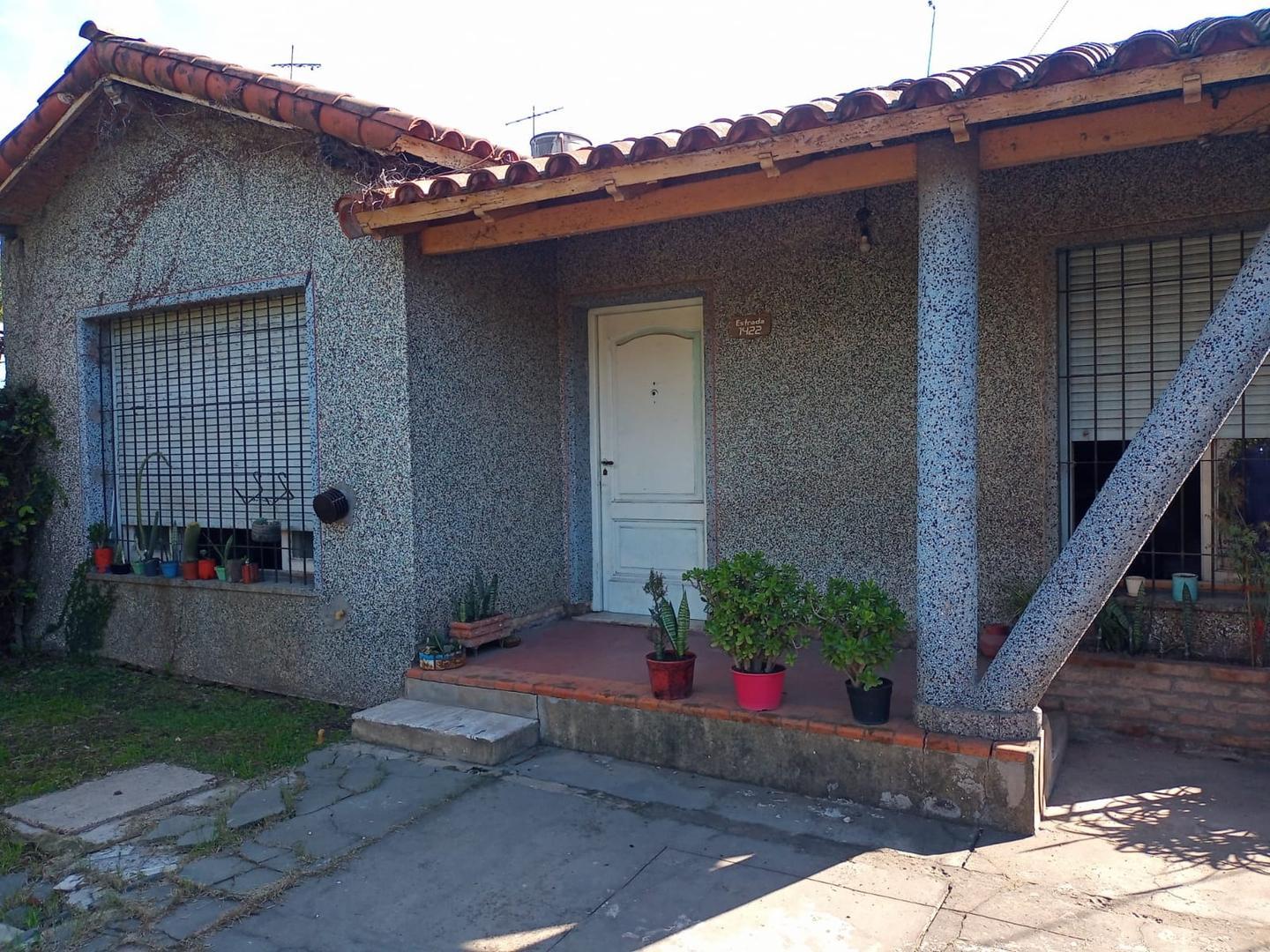 chalet sub dividido en 3 PH, centro de La Reja Moreno