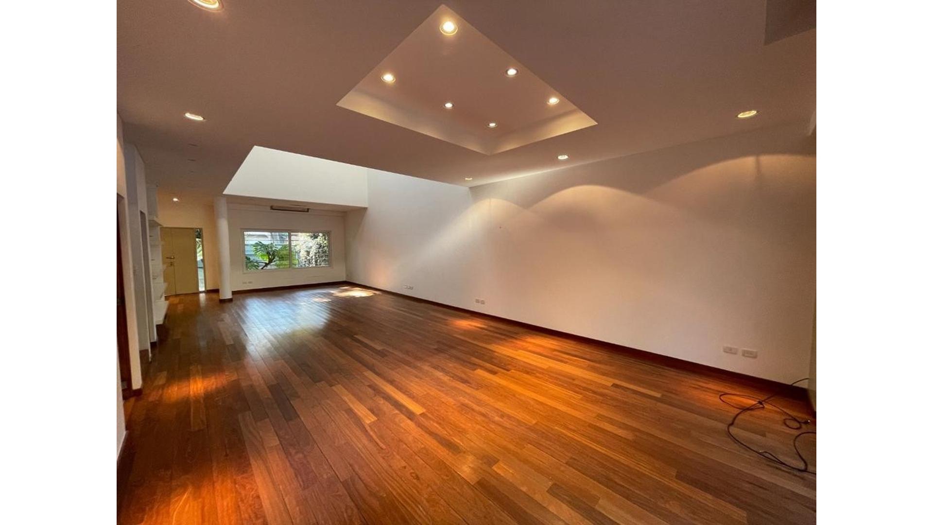 Casa en Alquiler con 2 cocheras