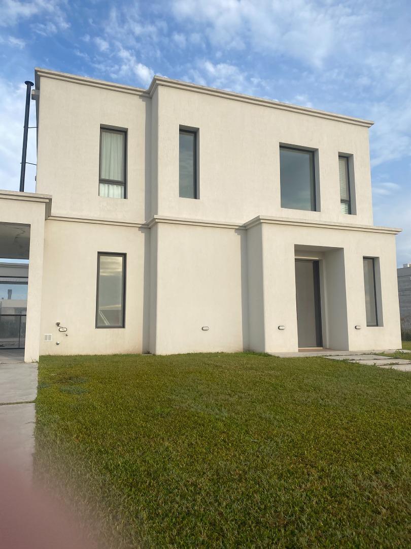 CASA EN BARRIO LA MAGDALENA A ESTRENAR