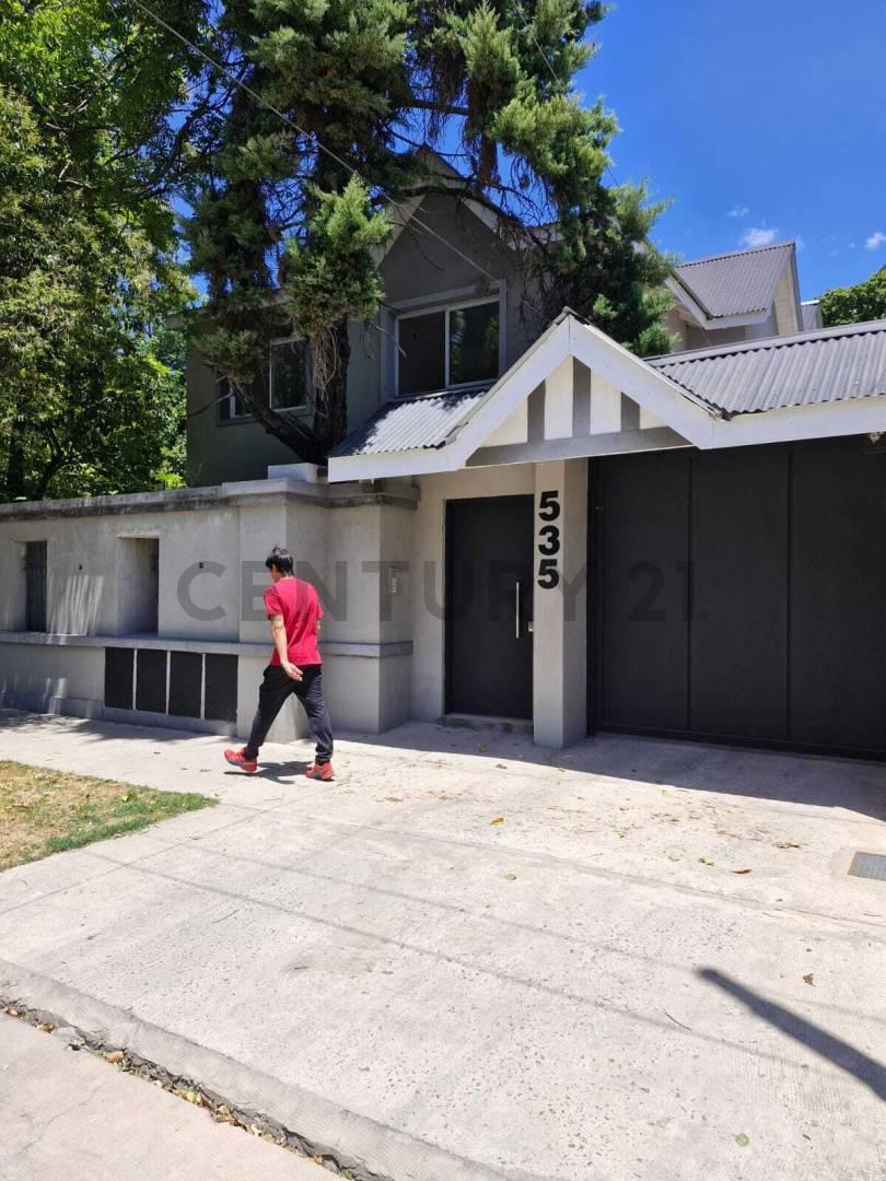 Alquiler duplex 120 M2, a 1 cuadra de Almirante Brown y a dos cuadras de la estación de Temperley.