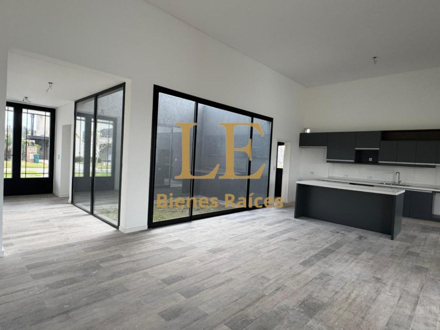 Casa en Venta con 4 cocheras