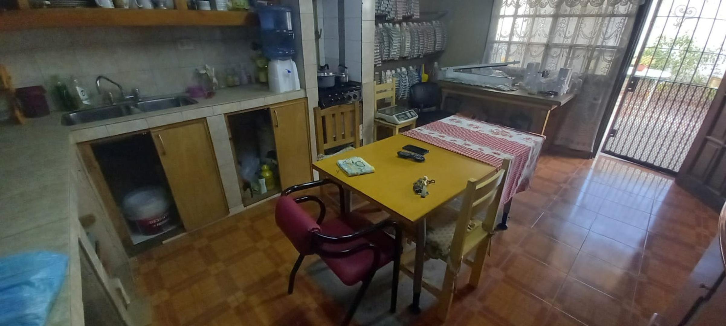 Casa 4 ambientes con 2 baños