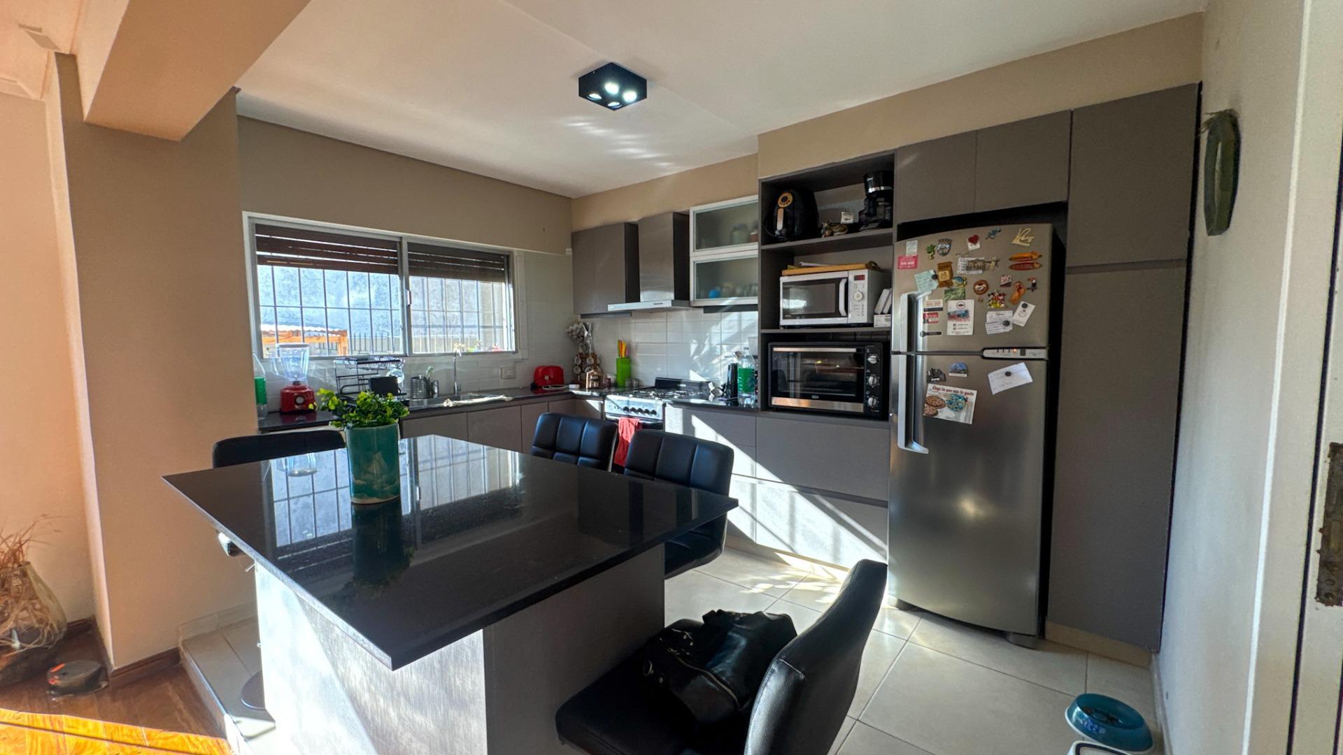Venta Triplex 5 ambientes con dependencia Martinez