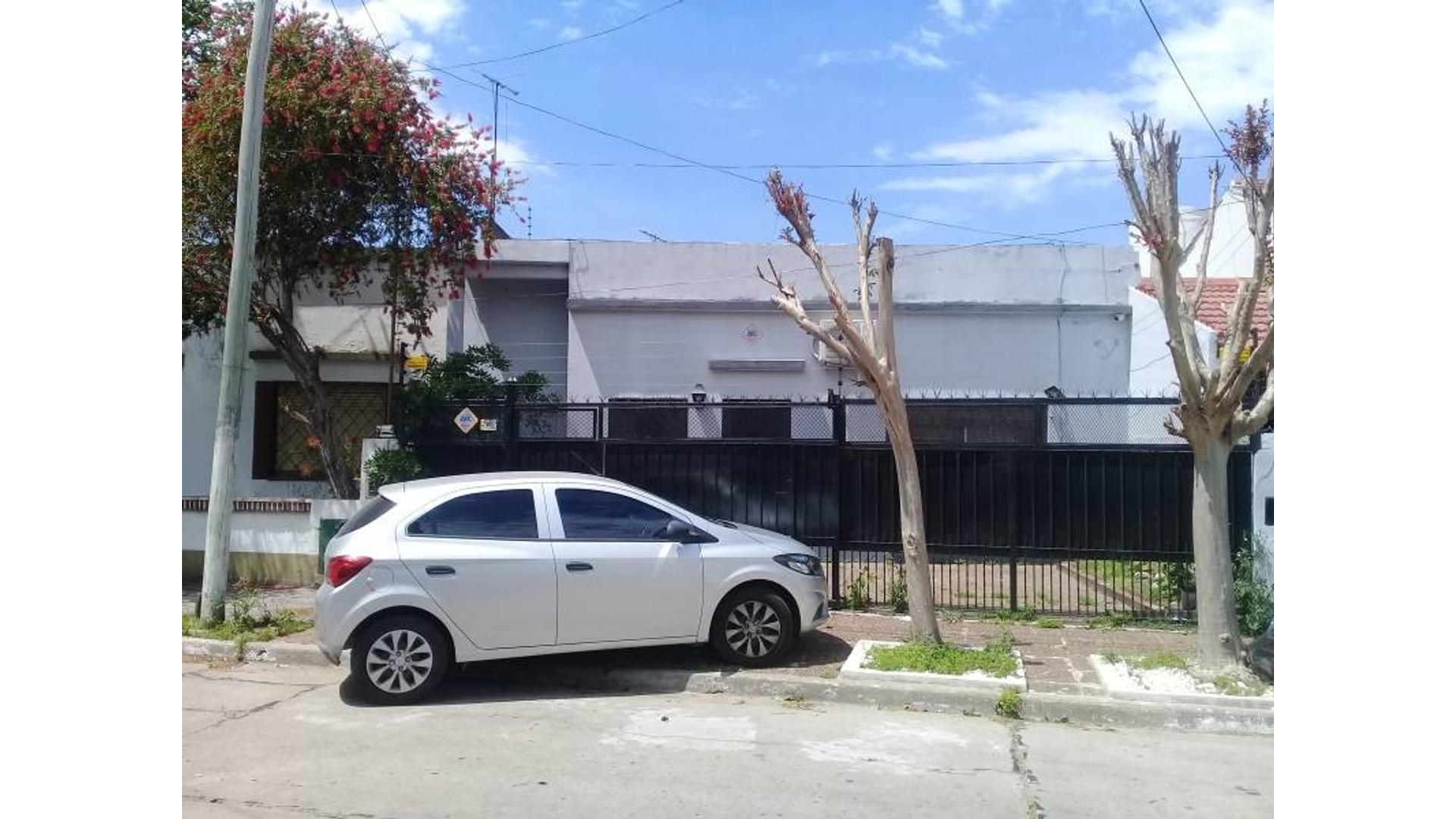 Casa en venta de 5 ambientes en Bernal con garage, quincho y