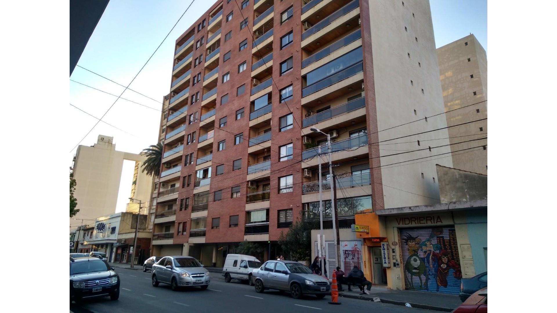 EXCELENTE DEPARTAMENTO DE 4 AMBIENTES CON COCHERA DOBLE