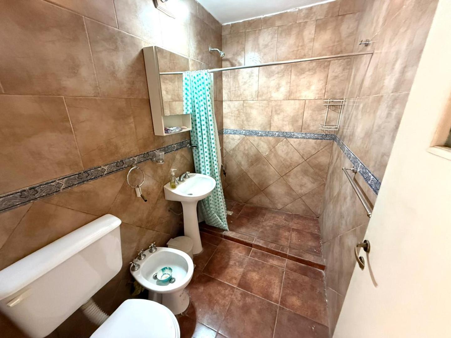 Casa 4 ambientes con 1 baño