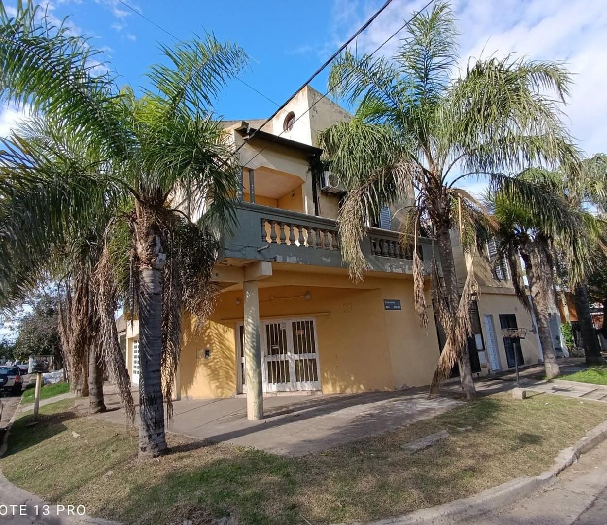 Vendo-Permuto Casa + 2 deptos y local San Nicolas.