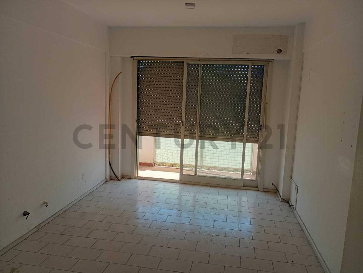 Venta departamento 3 ambientes con balcón en Santos Lugares.